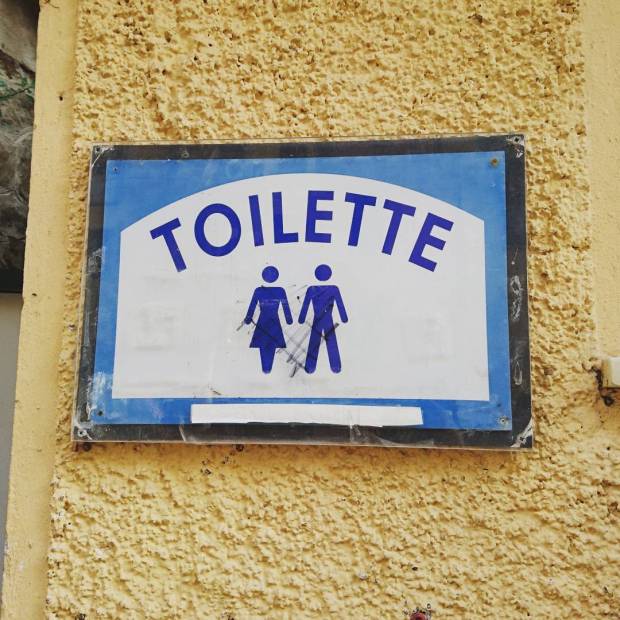 Riomaggiore, toilet exterior, sign
