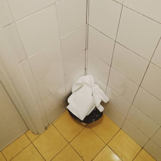 Riomaggiore, toilet interior, over full waste paper bin